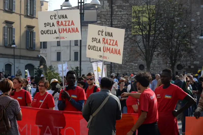 Restiamo Umani, 1.500 persone alla marcia