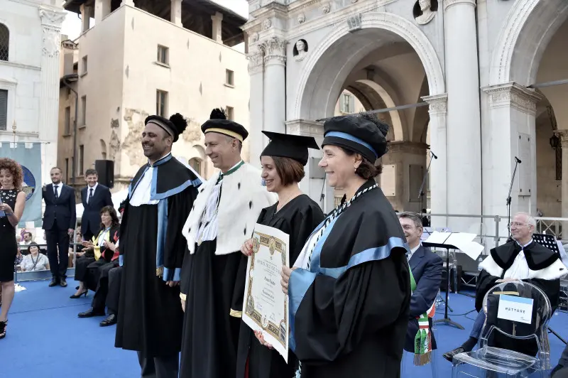 La cerimonia di consegna dei diplomi di UniBs in piazza Loggia