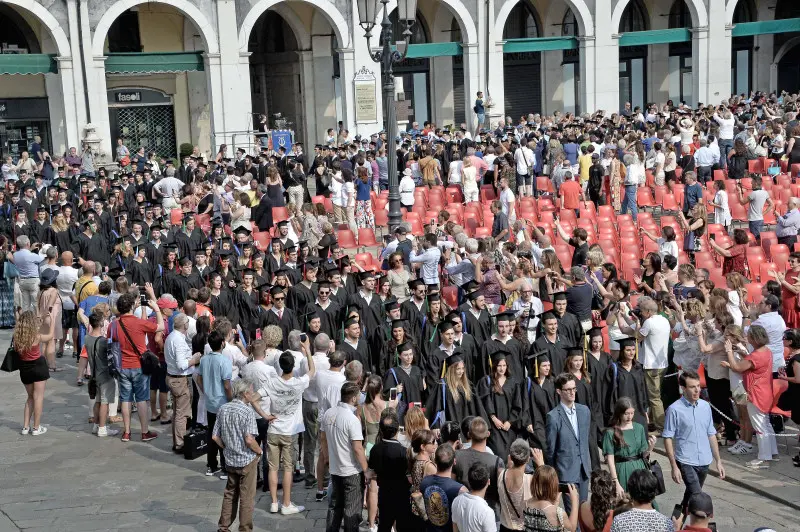 La cerimonia di consegna dei diplomi di UniBs in piazza Loggia