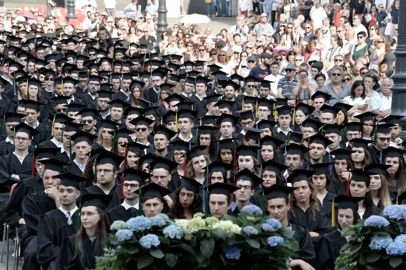 La cerimonia di consegna dei diplomi di UniBs in piazza Loggia