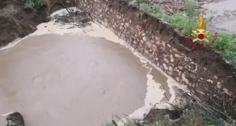 La voragine che si è aperta lungo la via Pontina nel Circeo