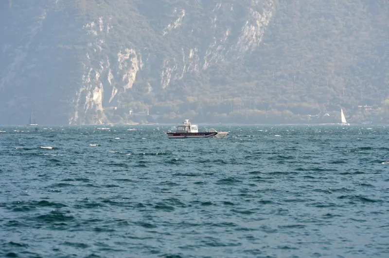 Le ricerche del sub disperso nelle acque del Garda