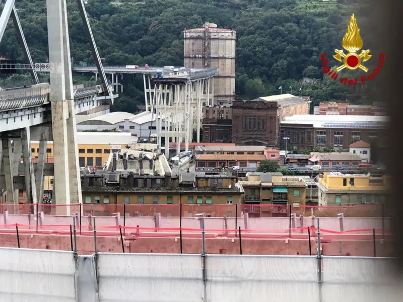 Ponte Morandi, inferno tra le macerie