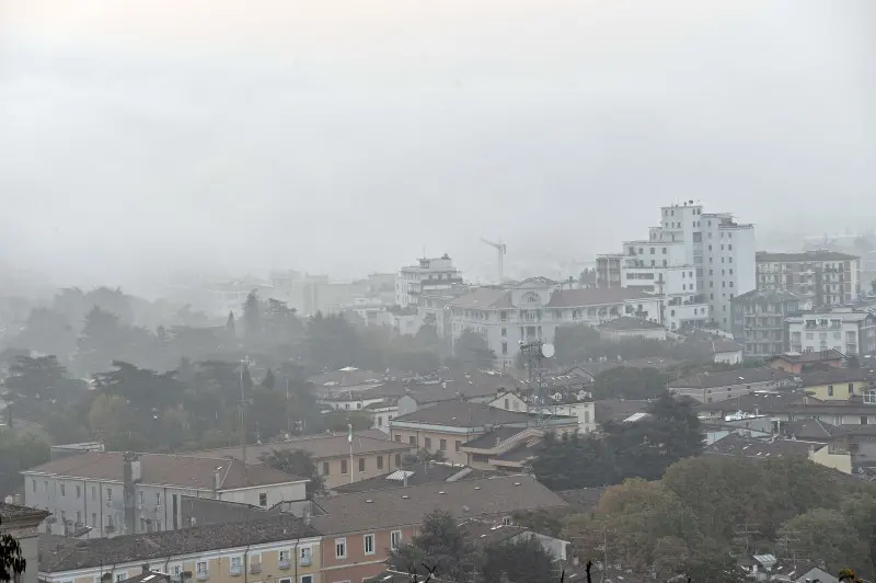Prima nebbia dell'anno sul Bresciano stamane - Foto Putelli/Neg © www.giornaledibrescia.it