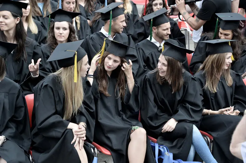 La cerimonia di consegna dei diplomi di UniBs in piazza Loggia