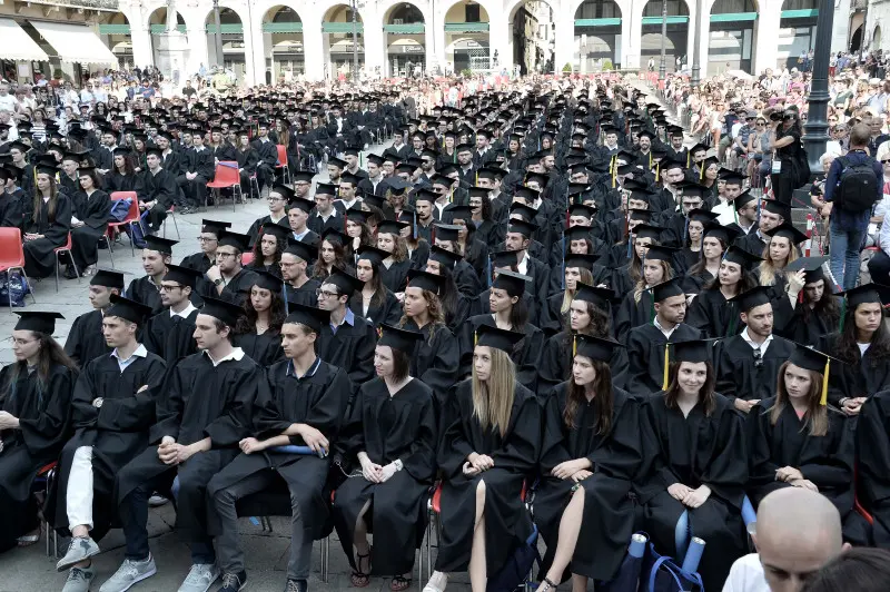 La cerimonia di consegna dei diplomi di UniBs in piazza Loggia