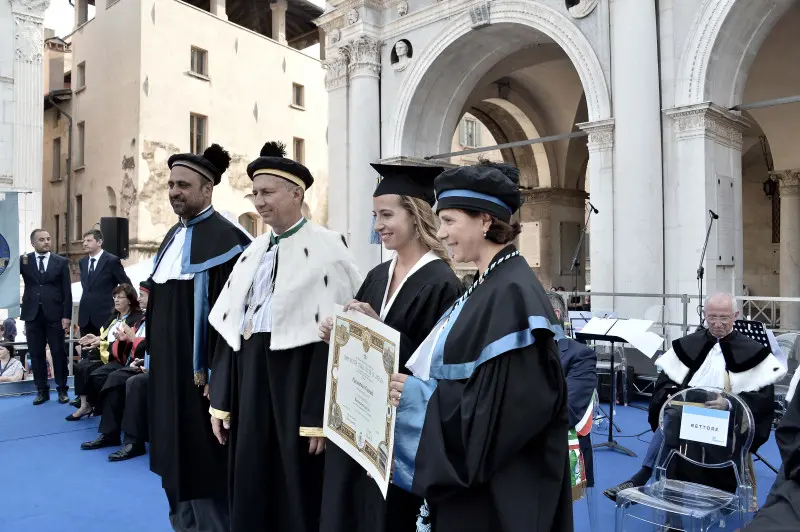 La cerimonia di consegna dei diplomi di UniBs in piazza Loggia