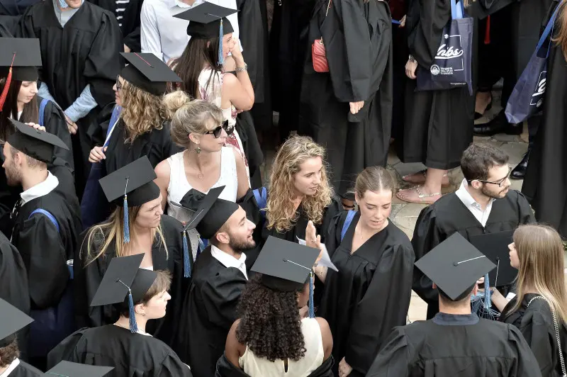 La cerimonia di consegna dei diplomi di UniBs in piazza Loggia