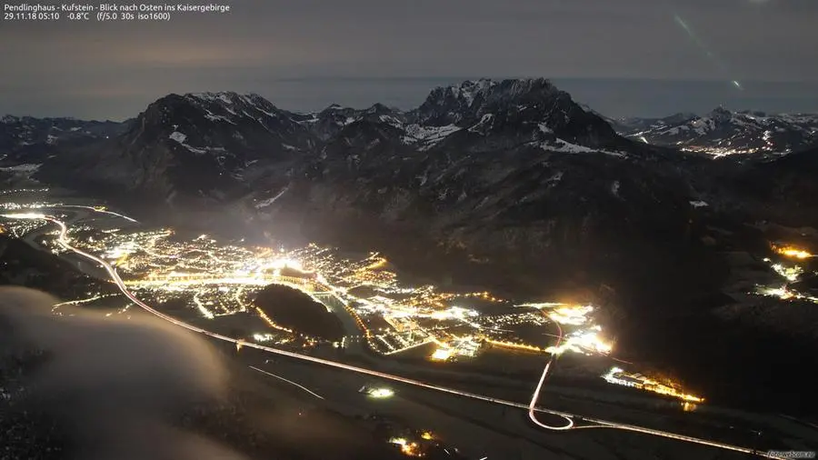 Lo spettacolo del meteorite che illumina lʼalba sulle Alpi