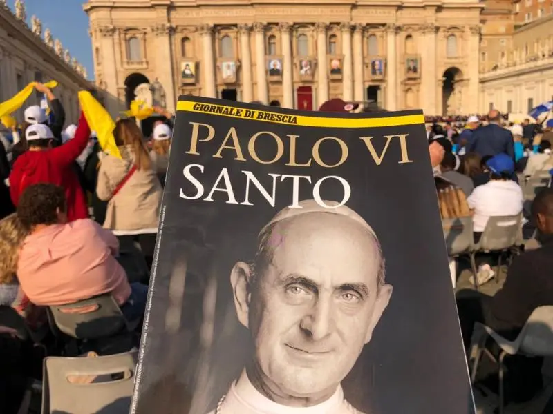 Paolo VI oggi santo, fedeli in piazza San Pietro