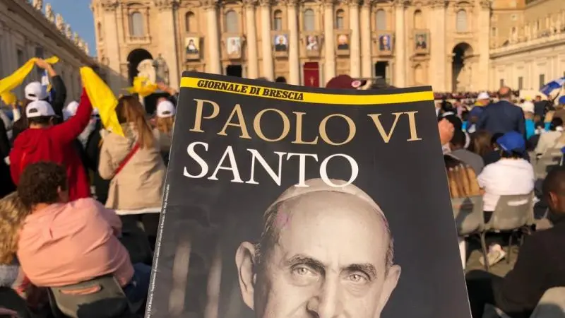 Paolo VI oggi santo, fedeli in piazza San Pietro