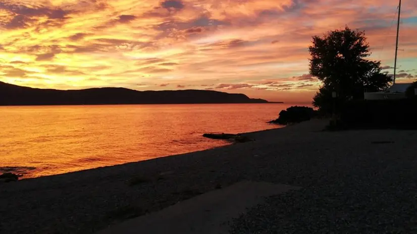Cieli infuocati all'alba e al tramonto, lo zampino del vento caldo