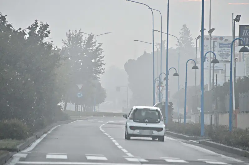 Prima nebbia dell'anno sul Bresciano stamane - Foto Putelli/Neg © www.giornaledibrescia.it