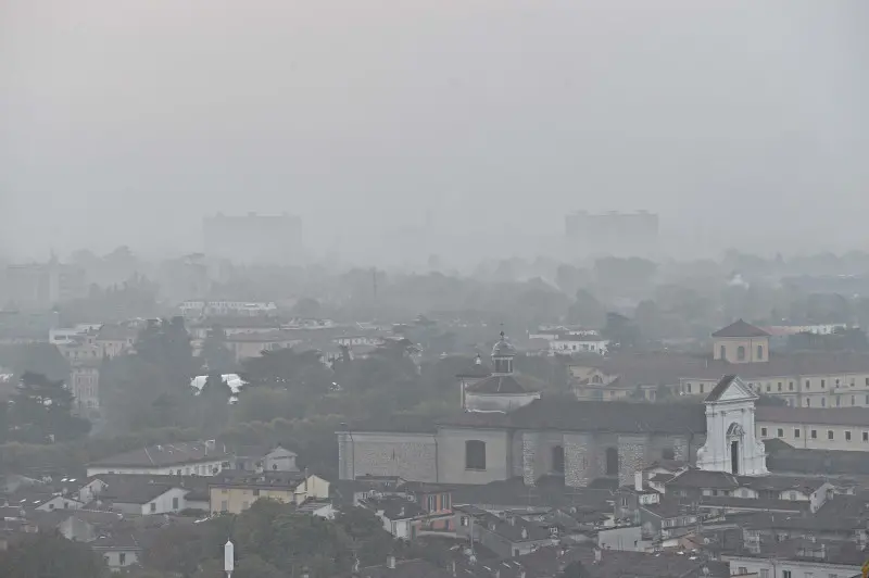 Prima nebbia dell'anno sul Bresciano stamane - Foto Putelli/Neg © www.giornaledibrescia.it