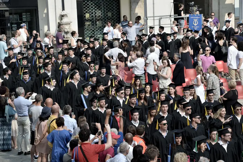 La cerimonia di consegna dei diplomi di UniBs in piazza Loggia