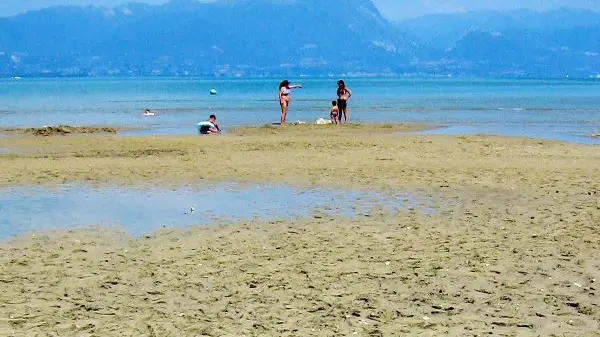 Il lago nella zona di Lugana Marina è ora nuovamente balneabile - Foto Marco Ortogni/Neg © www.giornaledibrescia.it