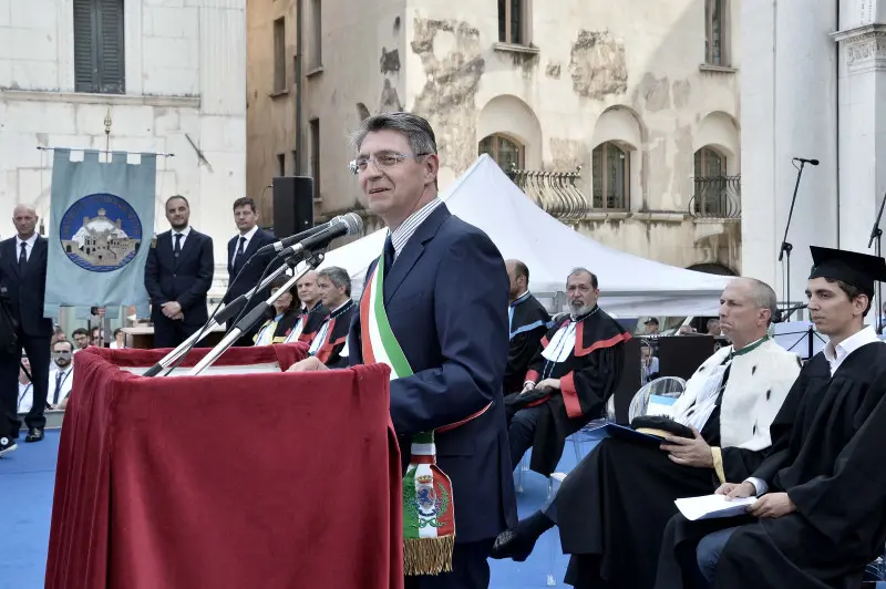 La cerimonia di consegna dei diplomi di UniBs in piazza Loggia