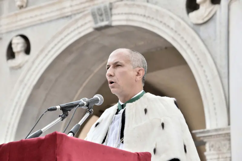 La cerimonia di consegna dei diplomi di UniBs in piazza Loggia