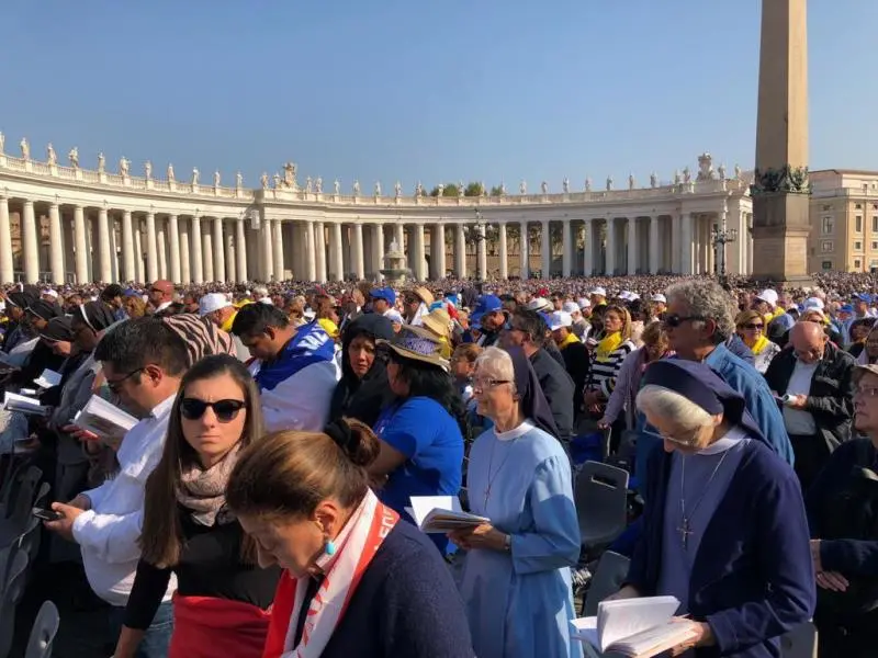 Paolo VI oggi santo, fedeli in piazza San Pietro