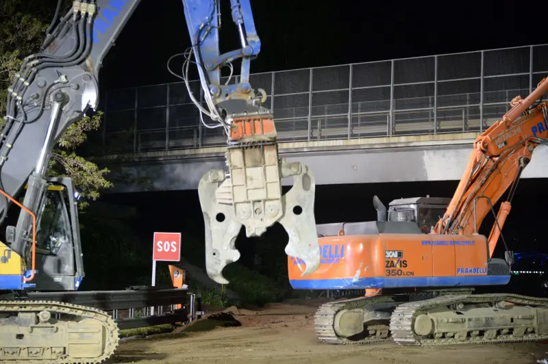 La demolizione del ponte lesionato sull'A21