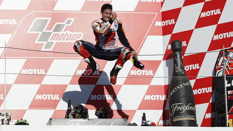 La gioia di Marc Marquez per il titolo mondiale - Foto Ansa/Epa Kimimasa Mayama