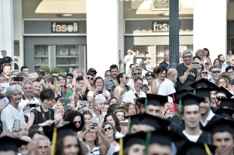 La cerimonia di consegna dei diplomi di UniBs in piazza Loggia