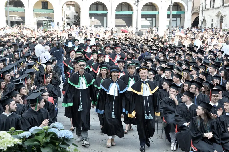 La cerimonia di consegna dei diplomi di UniBs in piazza Loggia