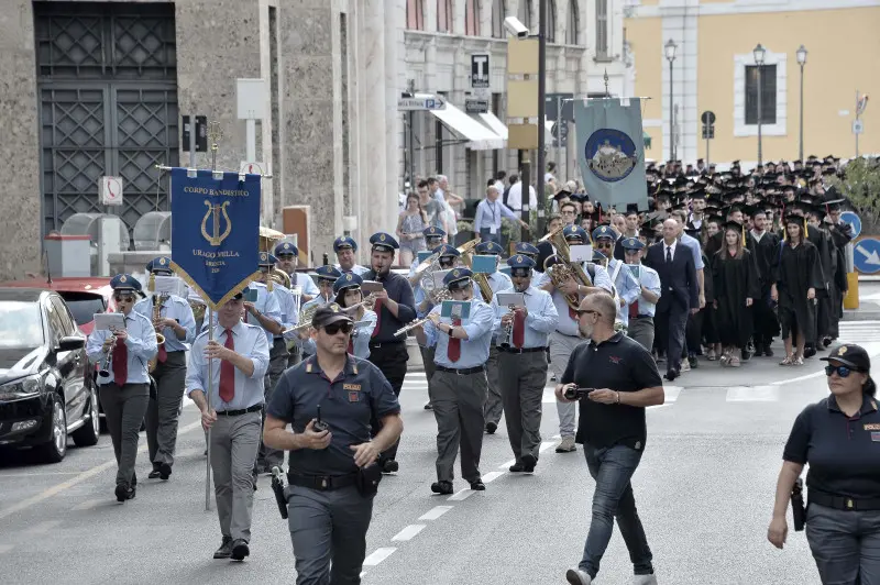 La cerimonia di consegna dei diplomi di UniBs in piazza Loggia