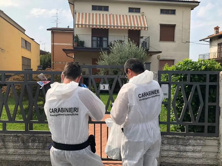 Il sopralluogo della scientifica dei carabinieri per ricostruire la scena del delitto