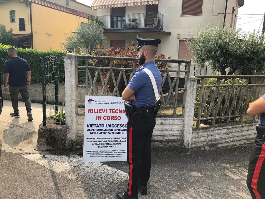 Il sopralluogo della scientifica dei carabinieri per ricostruire la scena del delitto