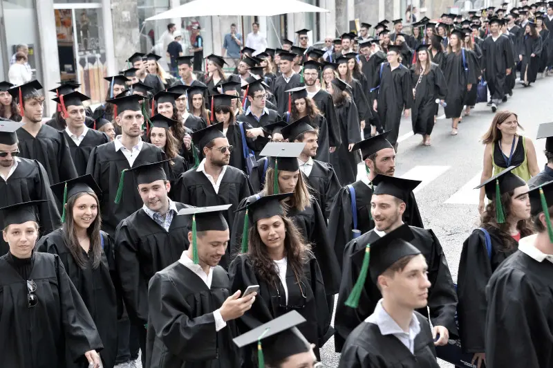 La cerimonia di consegna dei diplomi di UniBs in piazza Loggia