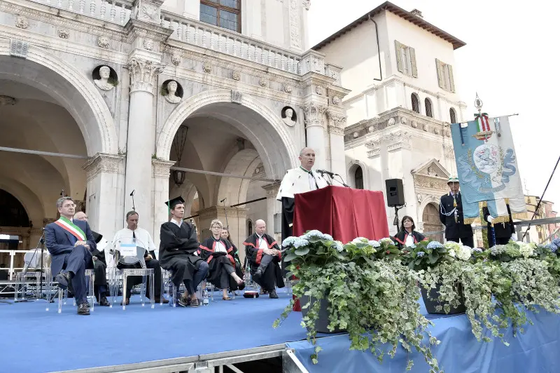 La cerimonia di consegna dei diplomi di UniBs in piazza Loggia