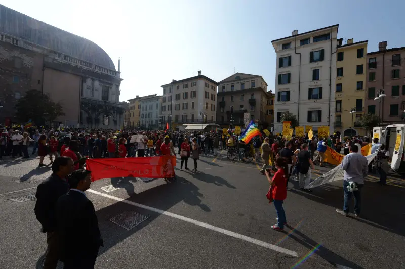 Restiamo Umani, 1.500 persone alla marcia