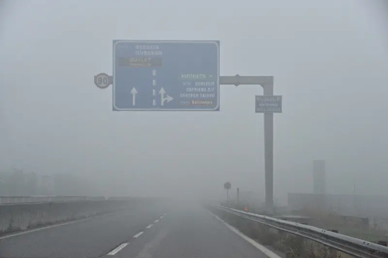 Prima nebbia dell'anno sul Bresciano stamane - Foto Putelli/Neg © www.giornaledibrescia.it