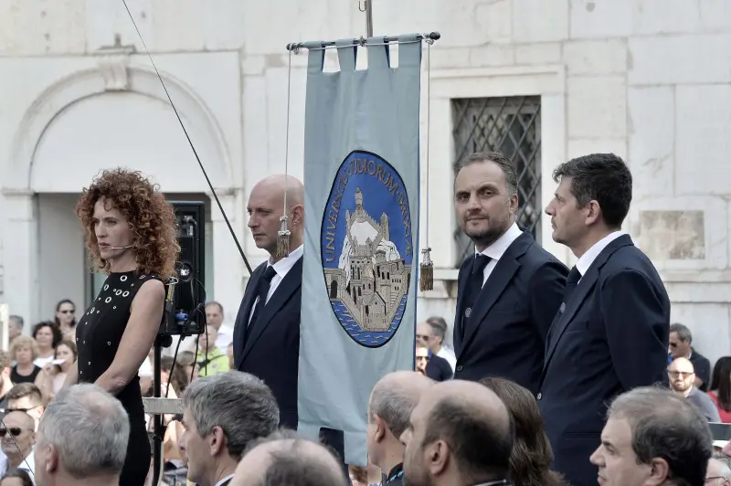 La cerimonia di consegna dei diplomi di UniBs in piazza Loggia