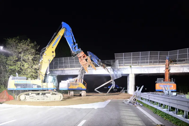 La demolizione del ponte lesionato sull'A21