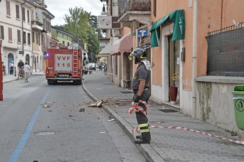 Sant'Eufemia crolla cornicione: l'intervento dei Vigili del fuoco