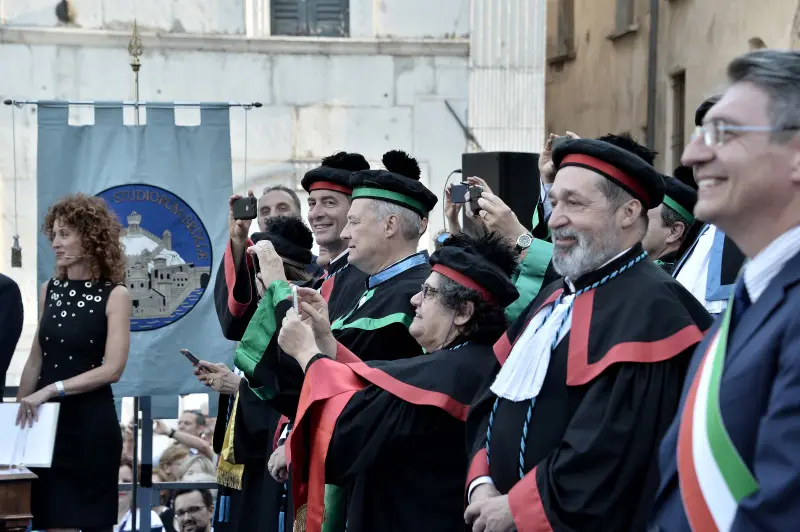 La cerimonia di consegna dei diplomi di UniBs in piazza Loggia