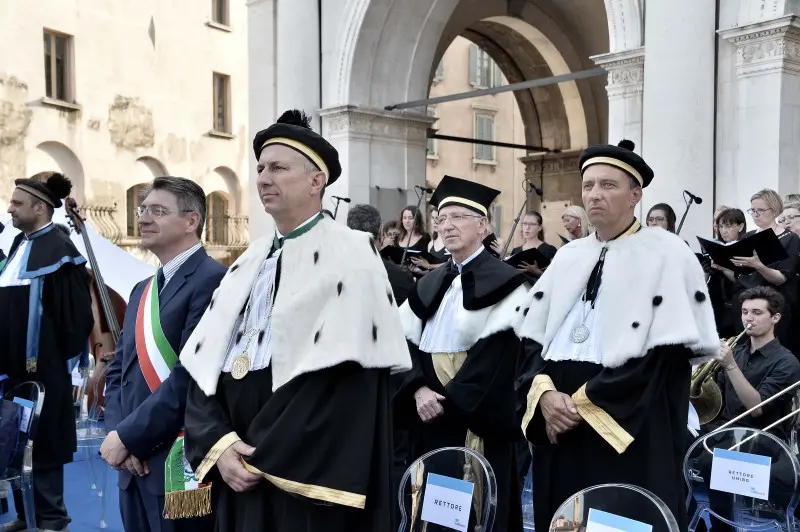 La cerimonia di consegna dei diplomi di UniBs in piazza Loggia