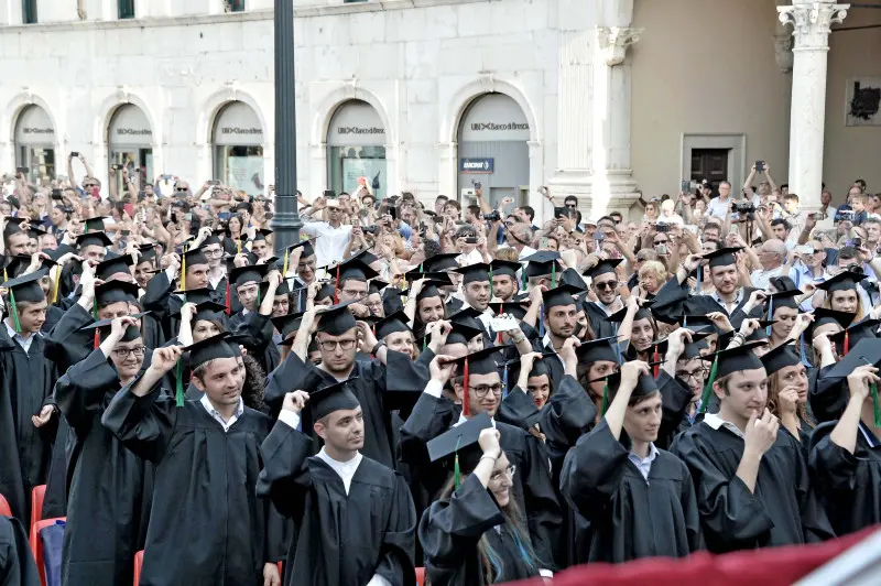 La cerimonia di consegna dei diplomi di UniBs in piazza Loggia