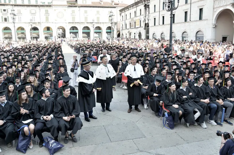 La cerimonia di consegna dei diplomi di UniBs in piazza Loggia