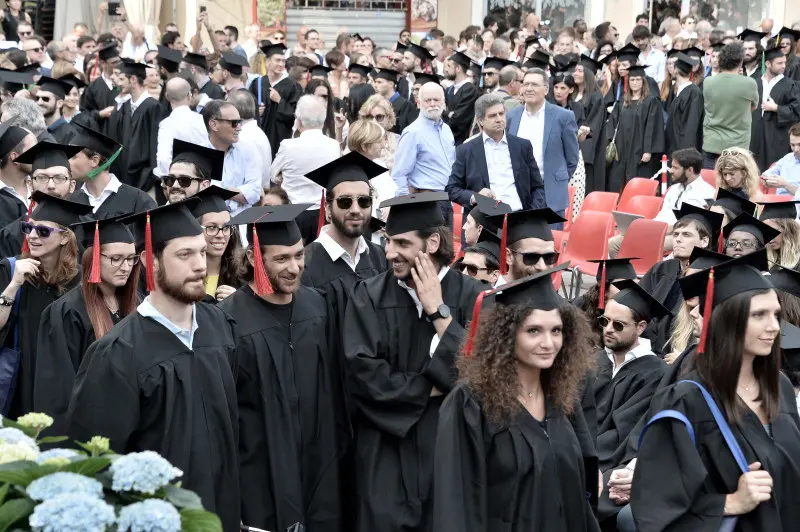 La cerimonia di consegna dei diplomi di UniBs in piazza Loggia