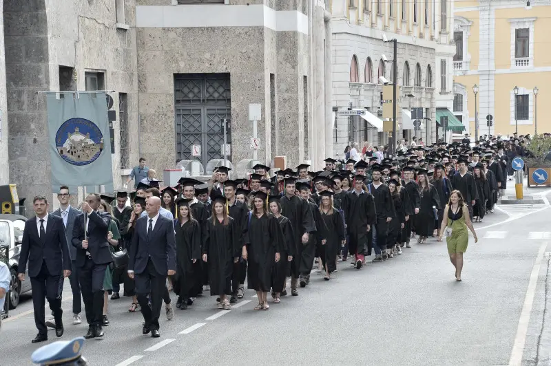 La cerimonia di consegna dei diplomi di UniBs in piazza Loggia