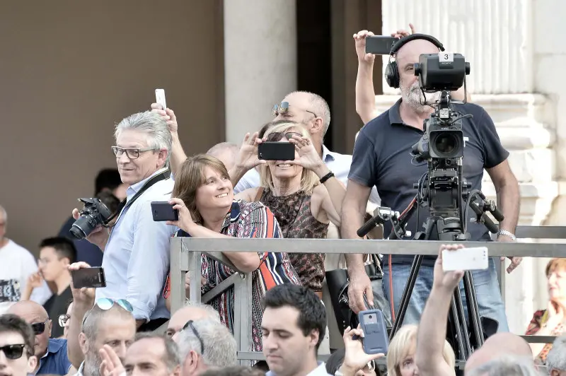 La cerimonia di consegna dei diplomi di UniBs in piazza Loggia