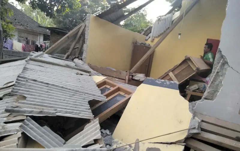 Indonesia, crolli e vittime per la violenta scossa di terremoto