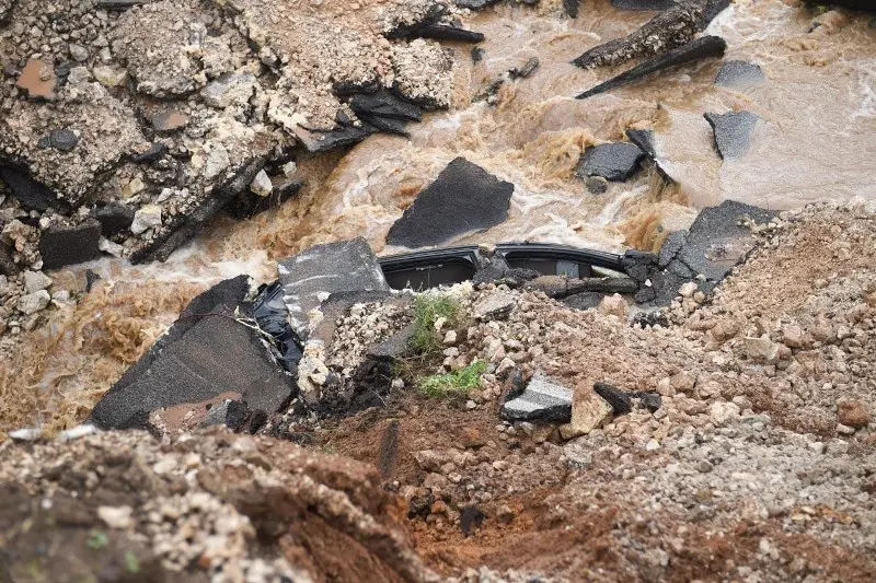 La voragine che si è aperta lungo la via Pontina nel Circeo