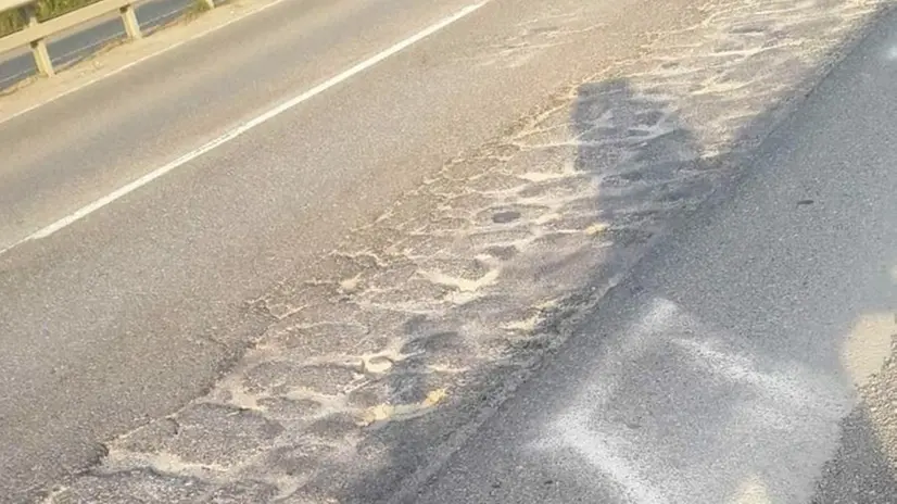 Come una trincea. Un tratto della Sp 236 «Goitese» dove le buche sono una presenza costante per vari chilometri