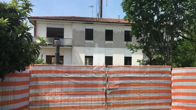 L’immobile. Qui si trasferirà la «Storica Farmacia del Benaco»