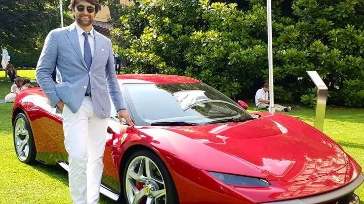 Protagonista. Il bresciano Carlo Palazzani in posa davanti alla Ferrari Sp38