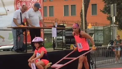 In rosa. Un momento della Cariolada di ieri sera a Rezzato